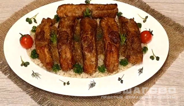 Свиные ребрышки, тушеные в луке