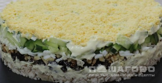 Нежный салат с копченой курицей и свежими огурцами