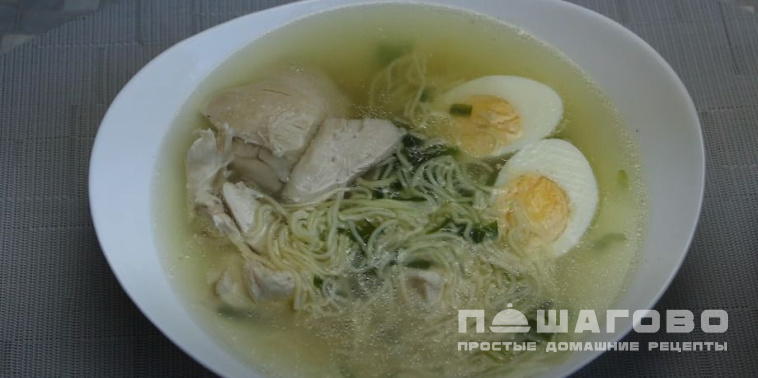 Куриный бульон с лапшой и яйцом
