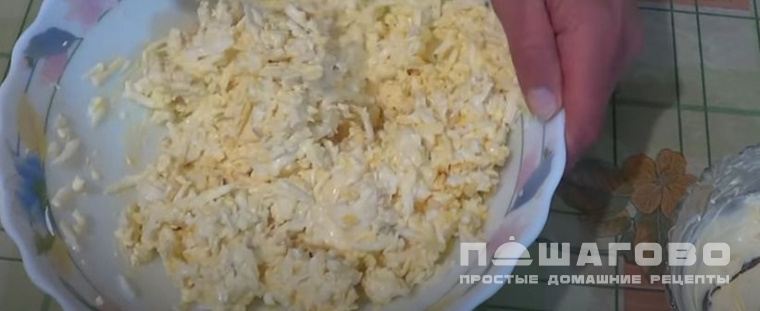 Сырный салат с яйцом и чесноком