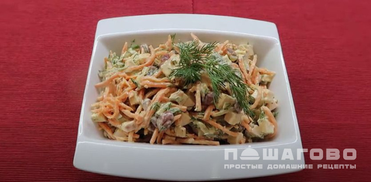 Салат с сухариками, фасолью и корейской морковью