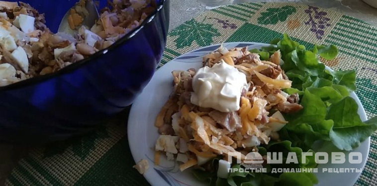 Салат с бужениной и грибами с луком и сыром