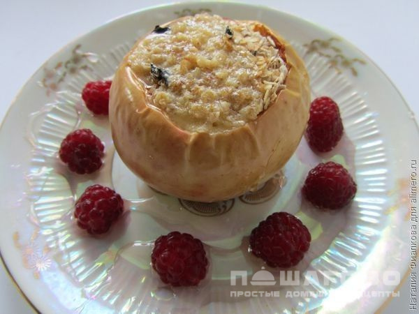 Запеченное яблоко с изюмом и овсянкой