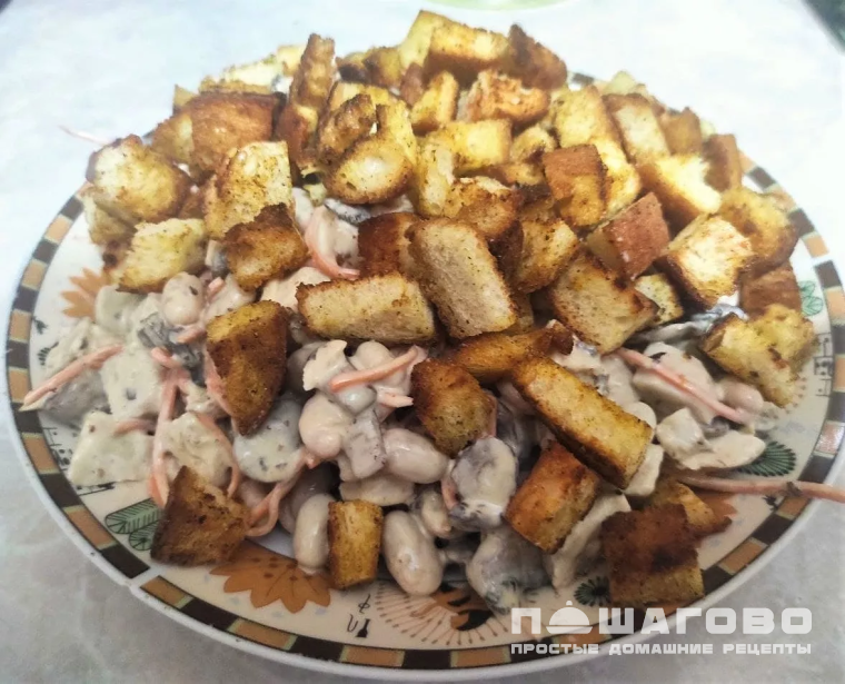 Салат из корейской моркови, фасоли и сухариков