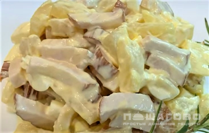 Салат с копченой курицей и ананасом