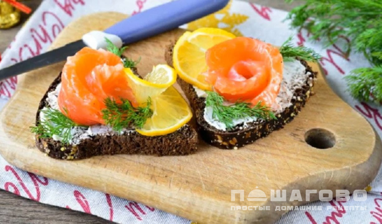 Бутерброды с красной рыбой и лимоном