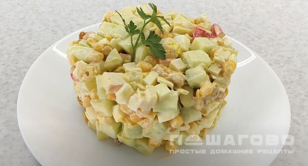 Салат с сухариками и крабовыми палочками