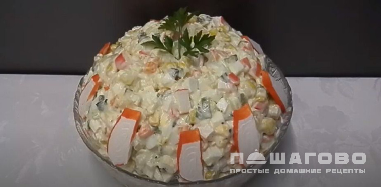 Оливье с крабовыми палочками и кукурузой