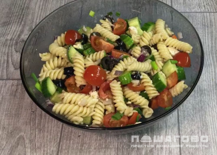 Греческий салат с макаронами и соевым соусом