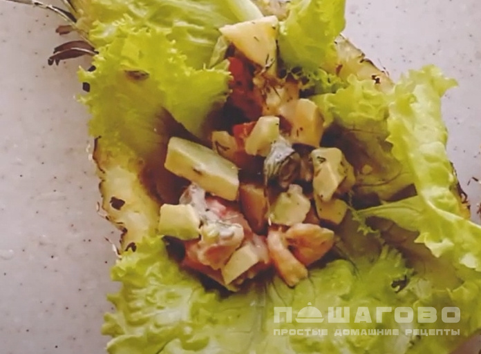 Праздничный салат с креветками в ананасе