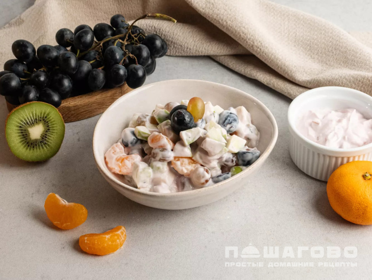 Фруктовый салат с мандаринами и виноградом