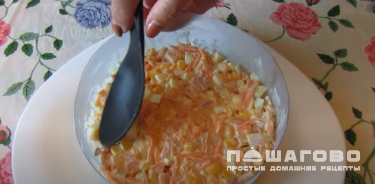 Салат с копченой курицей, морковью по-корейски и кукурузой