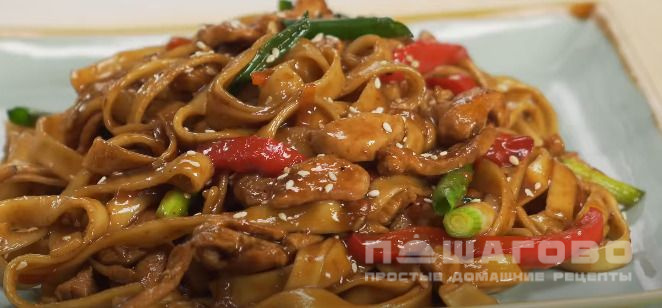 Гречневая лапша по-японски с курицей и овощами