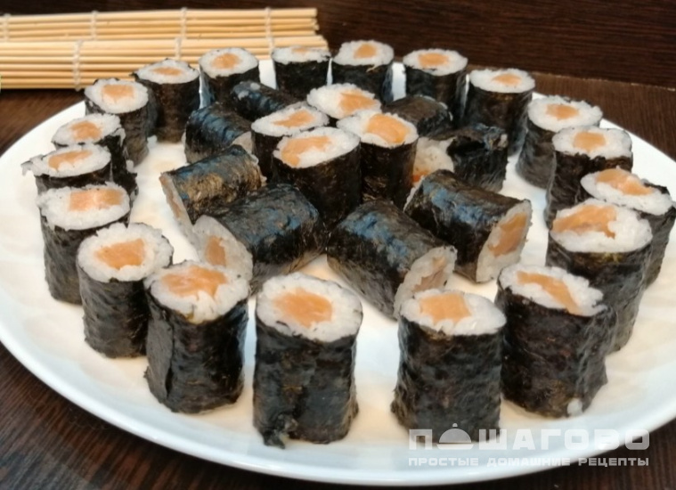 Маки-роллы с лососем