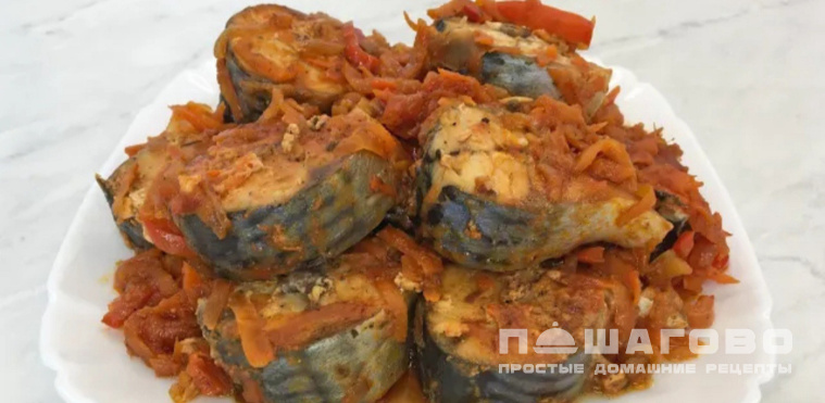 Тушенная скумбрия с овощами на сковороде