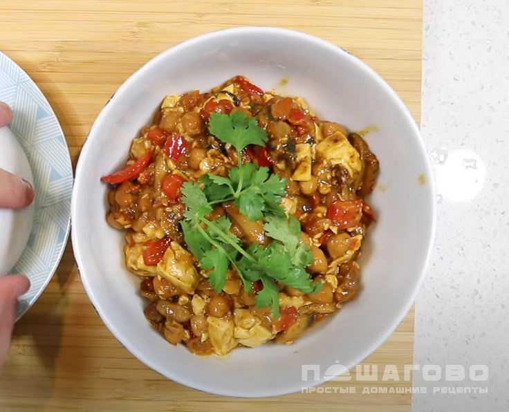 Веганское карри с картофелем, капустой и кокосовым молоком