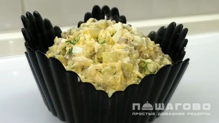 Сырный салат с сухариками и солеными огурцами