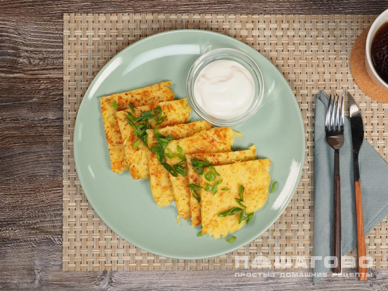 Картофельные лепешки с зеленым луком и сметаной