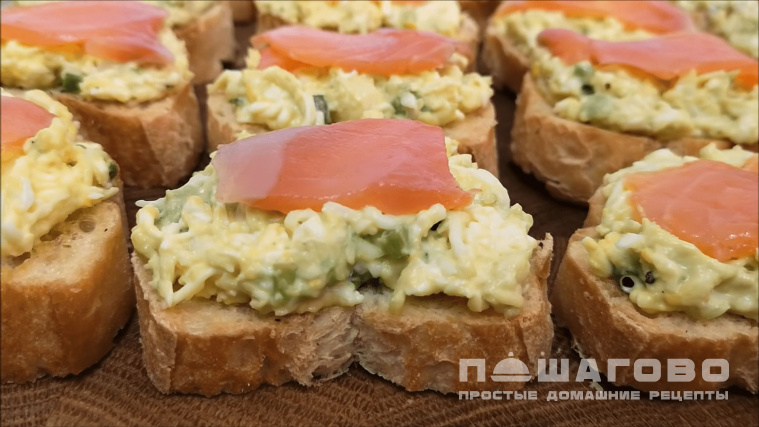 Бутерброды с красной рыбой и авокадо