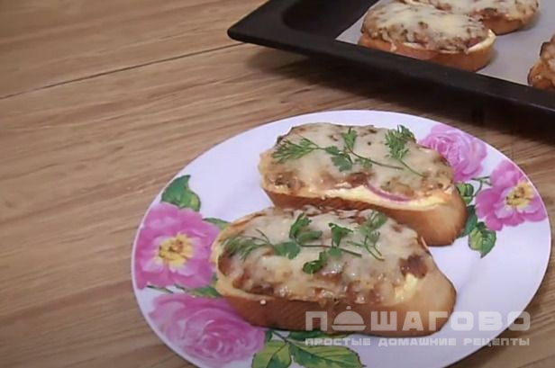 Бутерброды с килькой в томатном соусе и яйцом