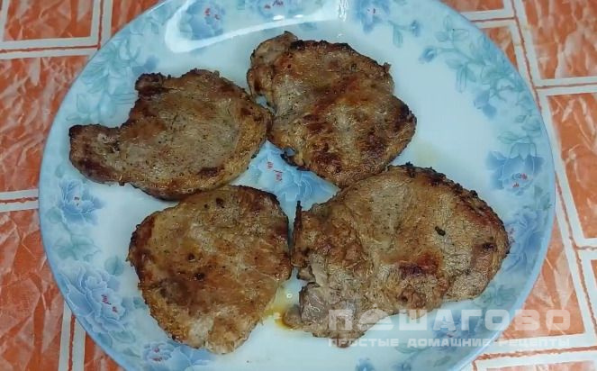 Стейк из свинины на сковороде
