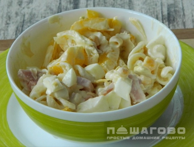 Итальянский салат с ветчиной, сыром и овощами