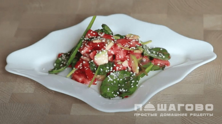 Салат с клубникой и авокадо