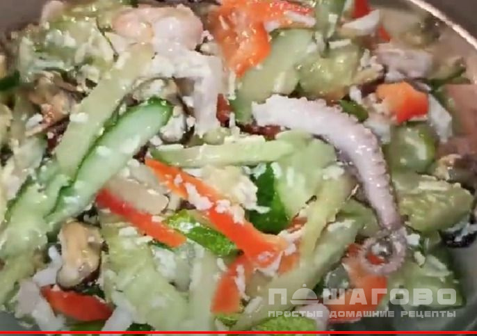 Морской салат из коктейля морепродуктов