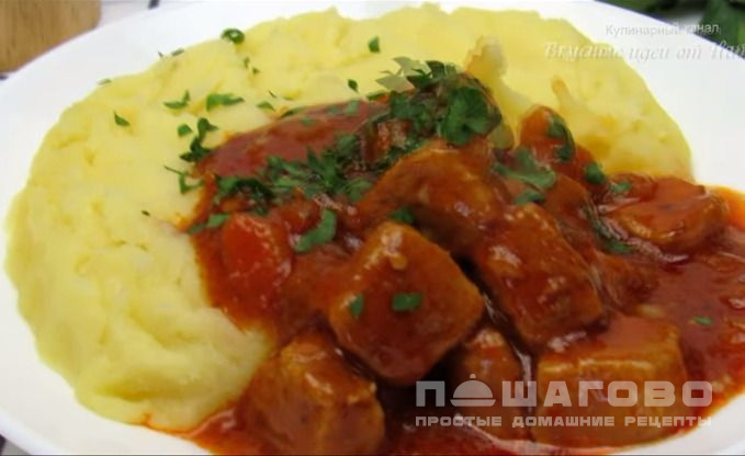 Гуляш из свинины с подливкой