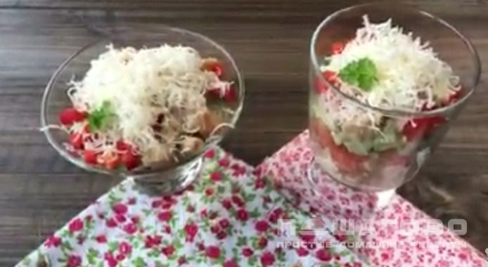 Салат-коктейль с курицей и фруктами