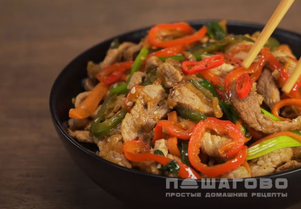 Острое свиное рагу с парикой, перцем чили и картофелем