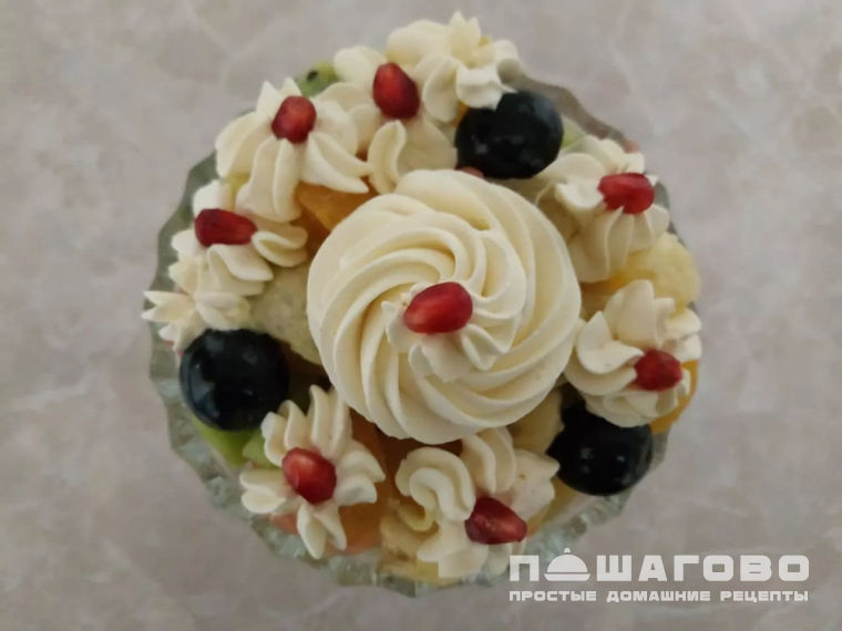 Легкий фруктовый салат со взбитыми сливками