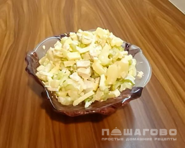 Салат с ананасом, куриной грудкой и сельдереем