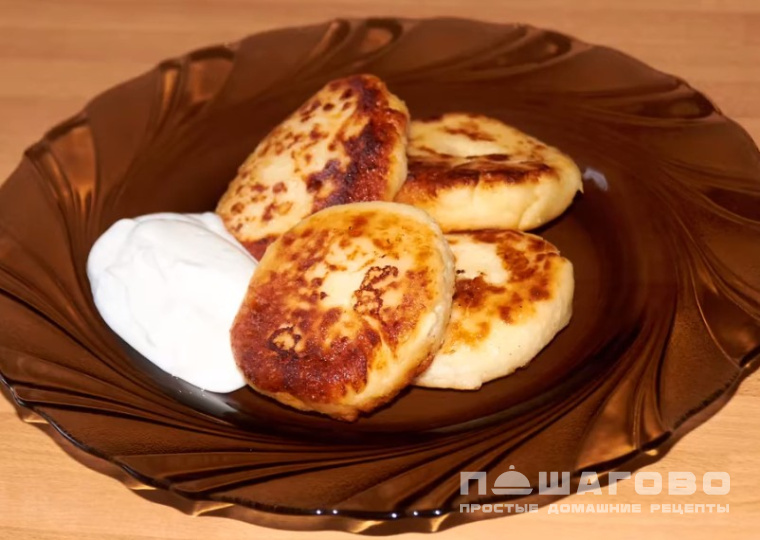 Сырники домашние с манкой и сметаной