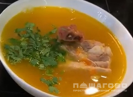 Гороховый суп с копчеными ребрышками и зеленью