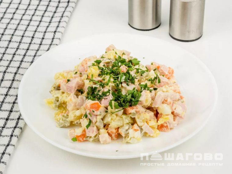 Зимний Оливье с колбасой и солеными огурцами