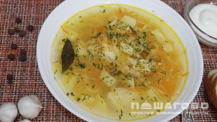 Кислые щи с капустой и куриной грудкой