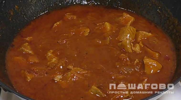 Гуляш из свинины с подливкой на сковороде