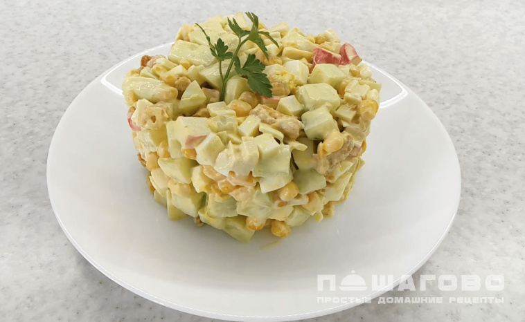 Салат с крабовыми палочками и сухарями