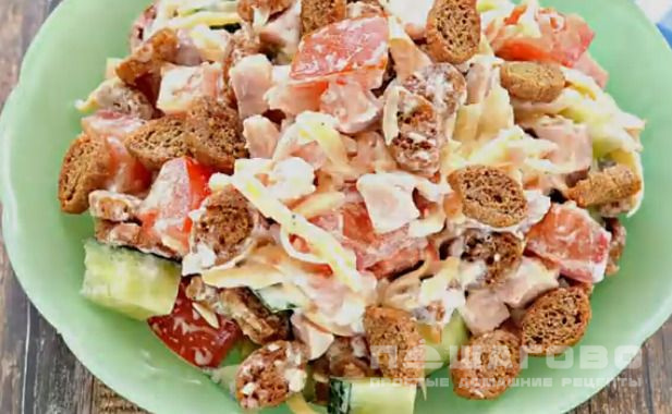 Салат с помидором, копченым сыром и сухариками
