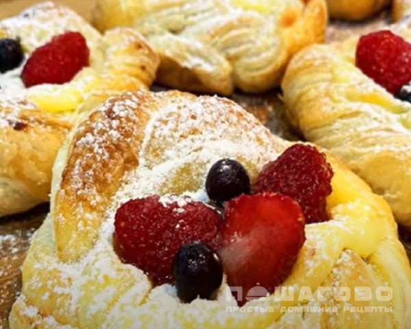 Пирожное из слоеного теста с ягодами