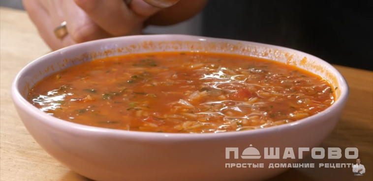 Томатный суп с рисом и зеленью