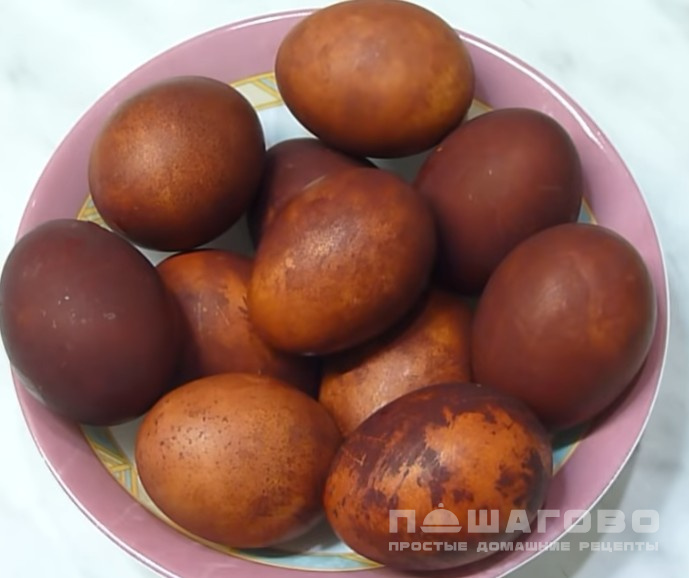 Покраска яиц луковой шелухой