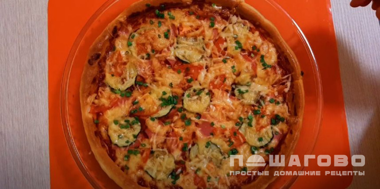 Пицца со свежим огурцом и колбасой