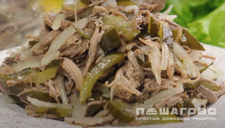 Шахтерский салат с солеными огурцами и мясом