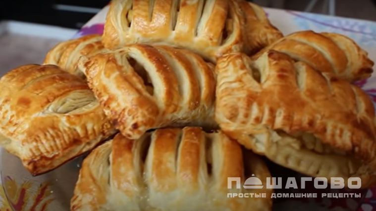 Слойки с яблоками и корицей