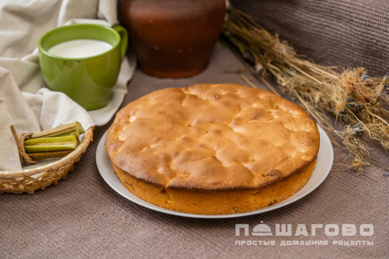 Шарлотка с ревенем