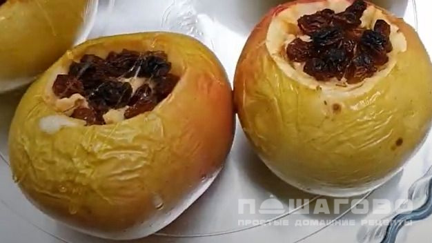Запеченные яблоки с орехами, изюмом, медом и корицей