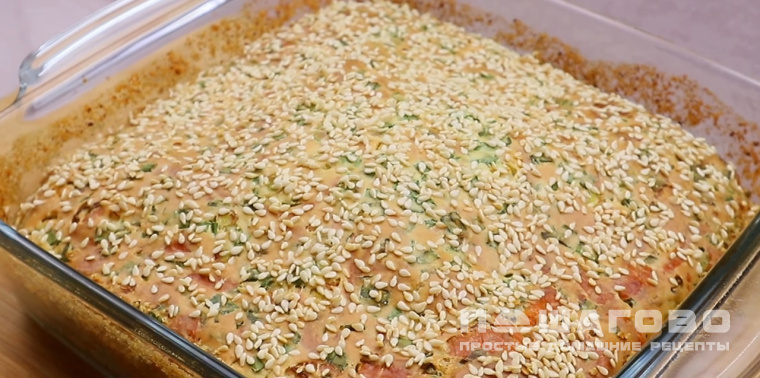 Луковый пирог на сметане с сыром