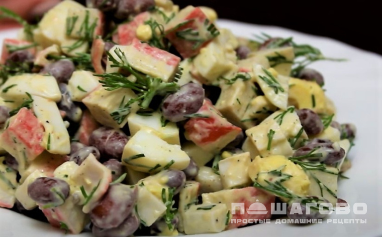 Салат с фасолью и крабовыми палочками